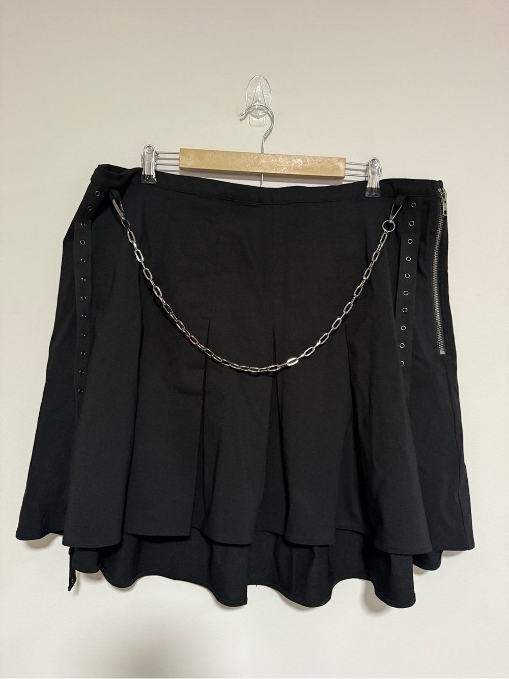 Torrid Nightfall Black Pleated Metal Detail Mini Skirt Size 20 Goth Punk NWT